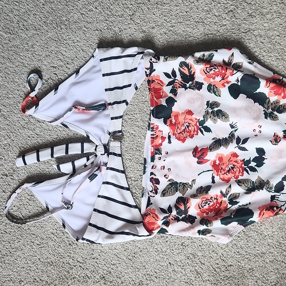 One piece cut out bathing suit - Picture 4 of 5